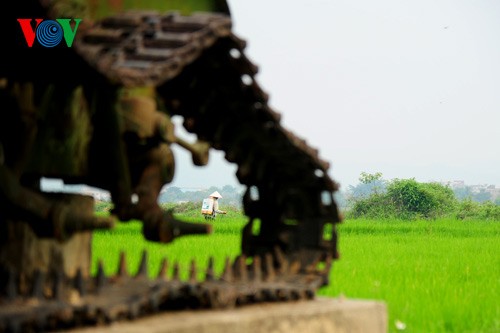 Un tank qui reste depuis 60 ans sur le champ de Muong Thanh - ảnh 4